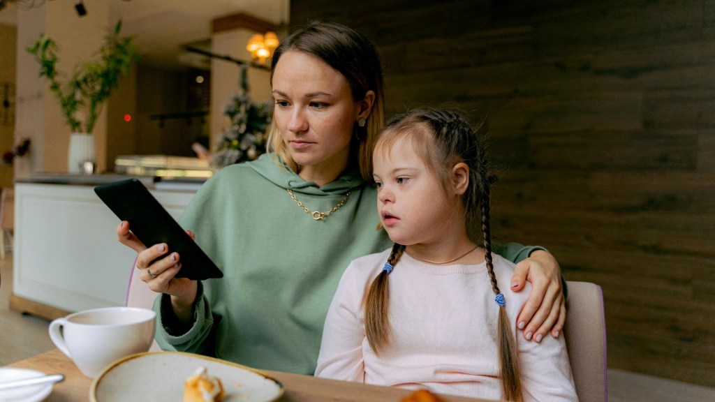 Madre acompañando a una niña con discapacidad en un entorno familiar inclusivo